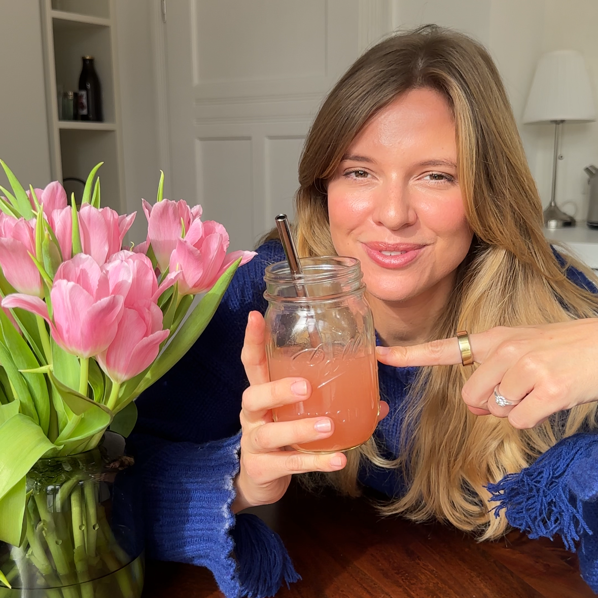 Sandhya Natural Kundin zeigt Vedi Boost Stoffwechsel-Drink im Mason Jar als ayurvedische Morgenroutine