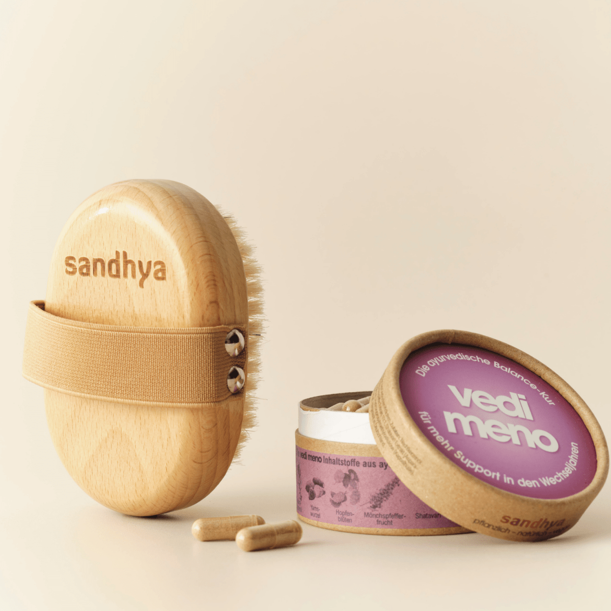 Sandhya Natural Trocken-Bürste und Vedi Meno Balance-Kur als ayurvedisches Ritual für Wechseljahre