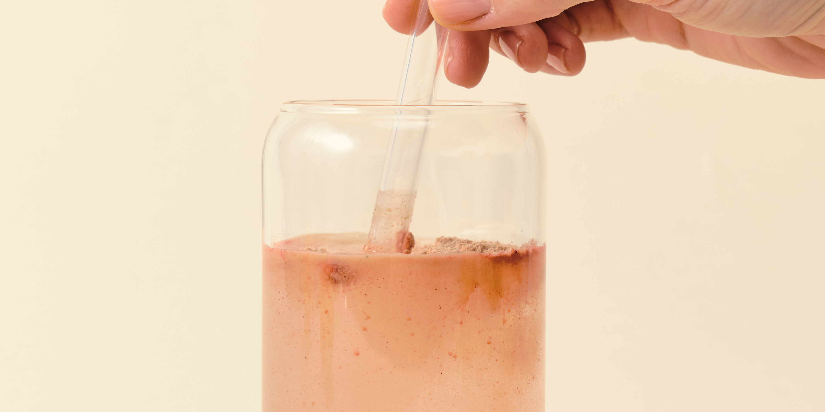 Vedi Boost Stoffwechsel-Drink wird im Glas mit Pulver umgerührt für ayurvedische Morgenroutine