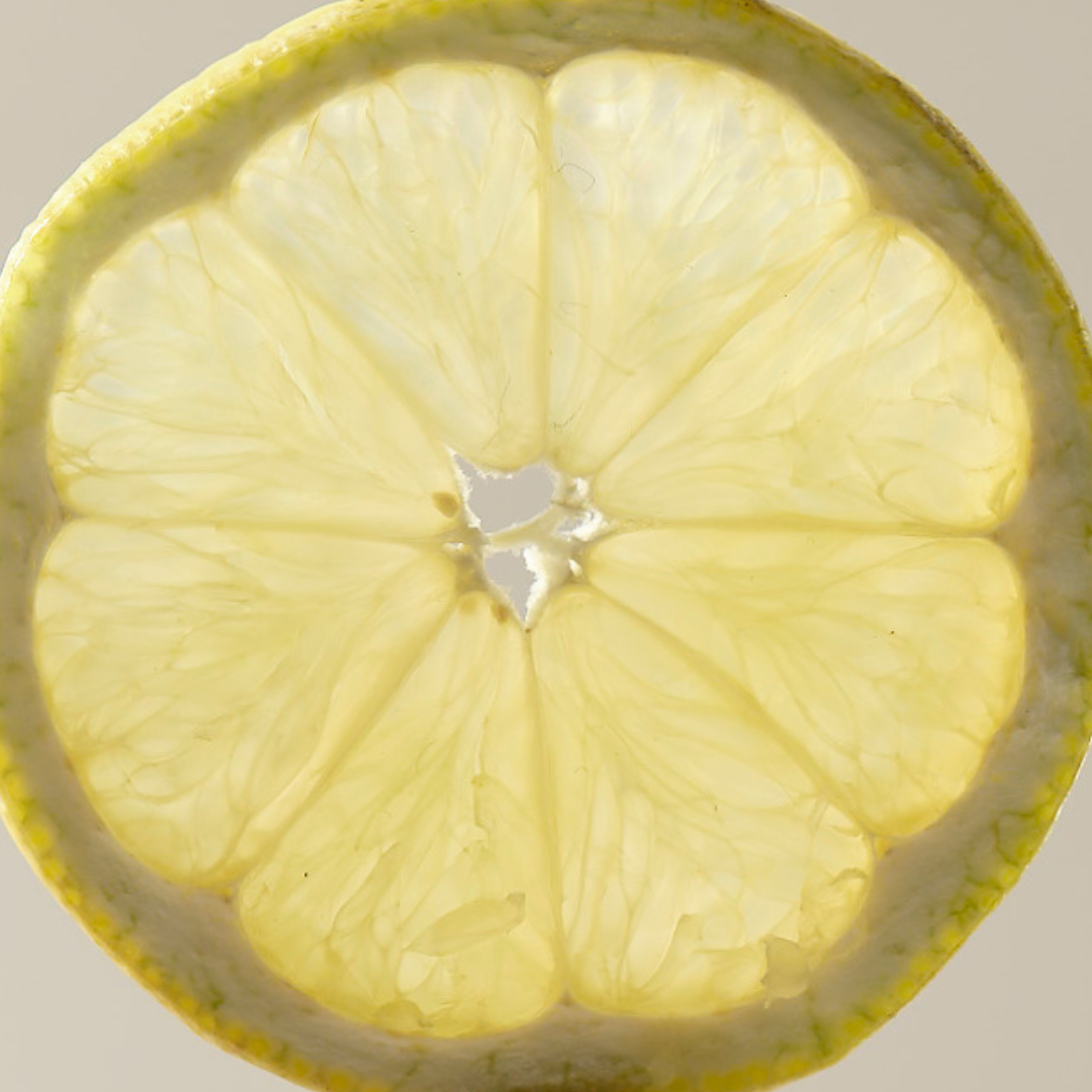Zitrone halbiert als natürliche Vitamin-C-Quelle und Inhaltsstoff für Vedi Boost Stoffwechsel-Drink