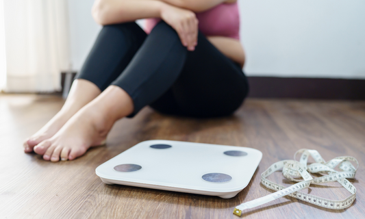 Gewichtszunahme in den Wechseljahren verstehen und angehen: Praktische Tipps