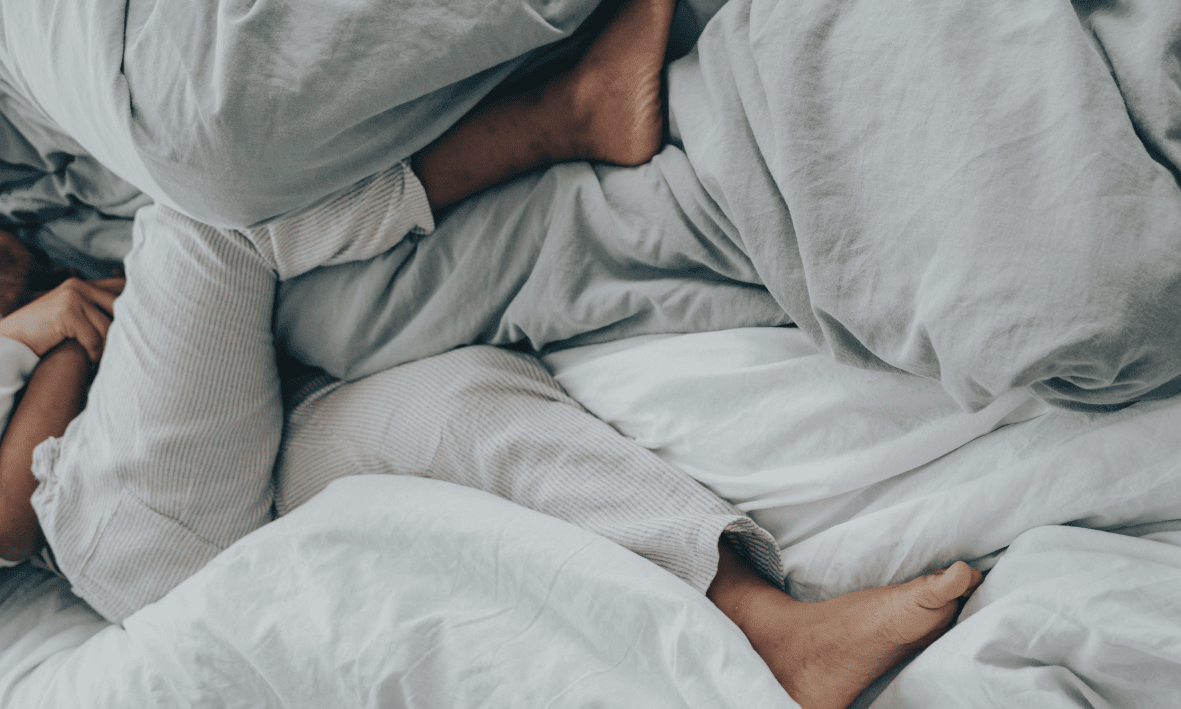 Person liegt schlaflos im Bett