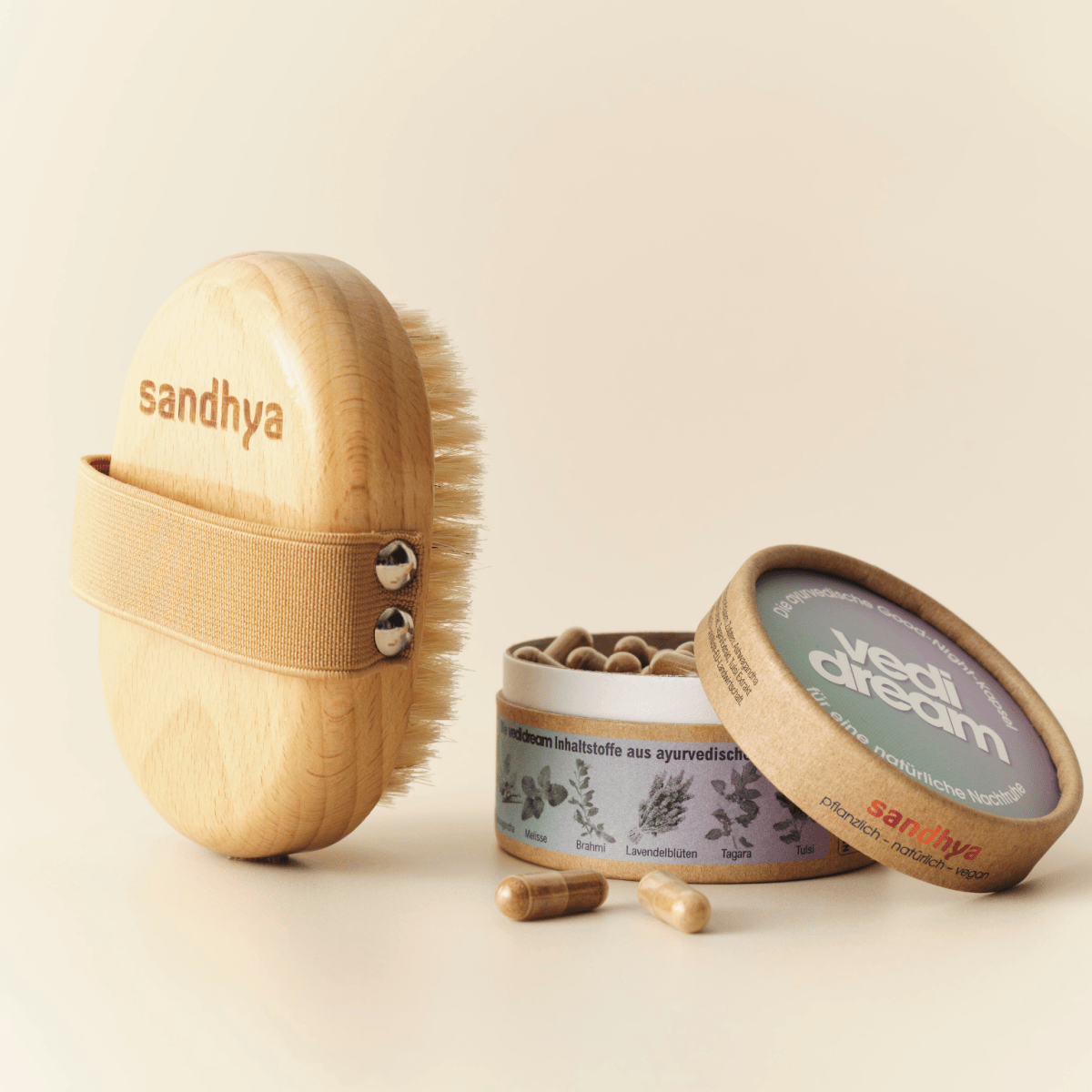 Sandhya Natural Trocken-Bürste und Vedi Dream Good-Night-Kapsel als ayurvedisches Ritual für Schlaf