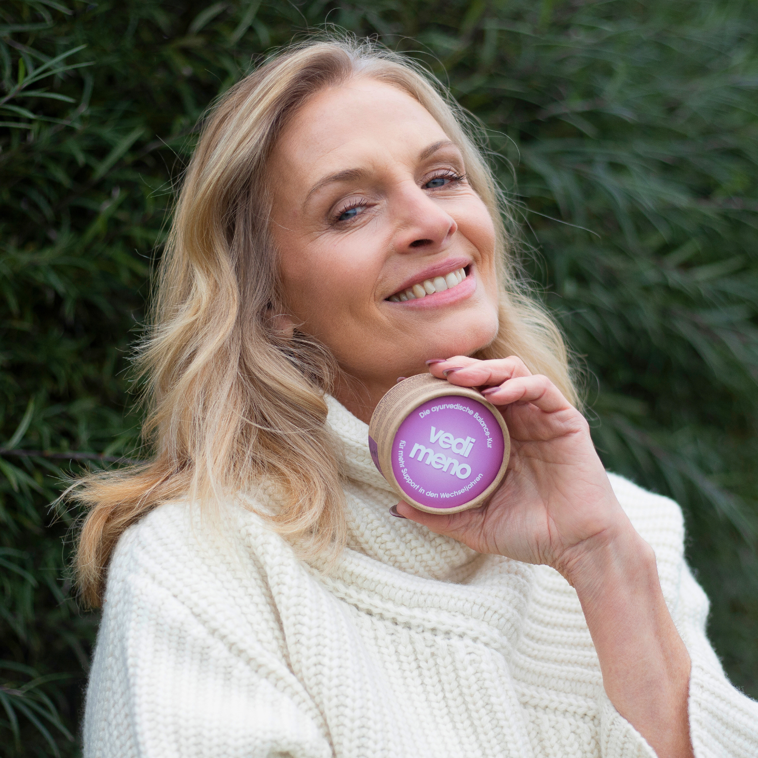 Vedi Meno Balance-Kur Testimonial Frau in den Wechseljahren mit Dose für hormonelle Balance